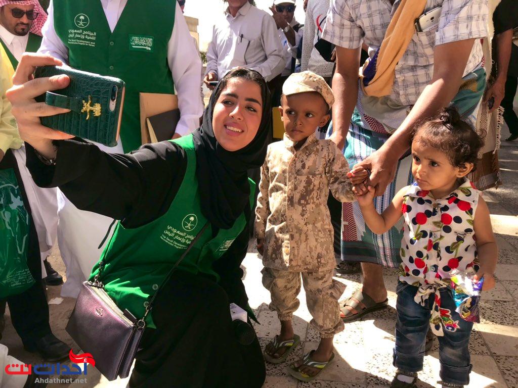 فتاة سعودية تهنئ العالم بالسنة الجديدة من وسط عدن... (شاهد صور)