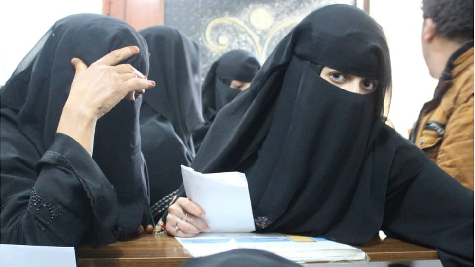 كيف تعيش آلاف اليمنيات دون بطاقة هُوية؟