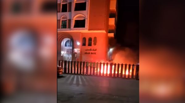 إندلاع حريق هائل داخل سوق سوداء في الزبيري بالعاصمة صنعاء.. شهود عيان يكشفون ما حدث! (صور)
