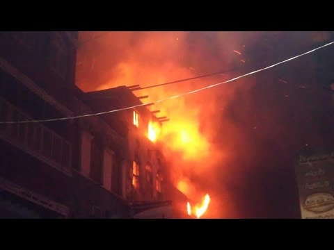 عاجل: نشوب حريق مرعب في "كريتر" بالعاصمة المؤقتة عدن.. النيران تتوسع والإطفاء يعجز عن إخماده