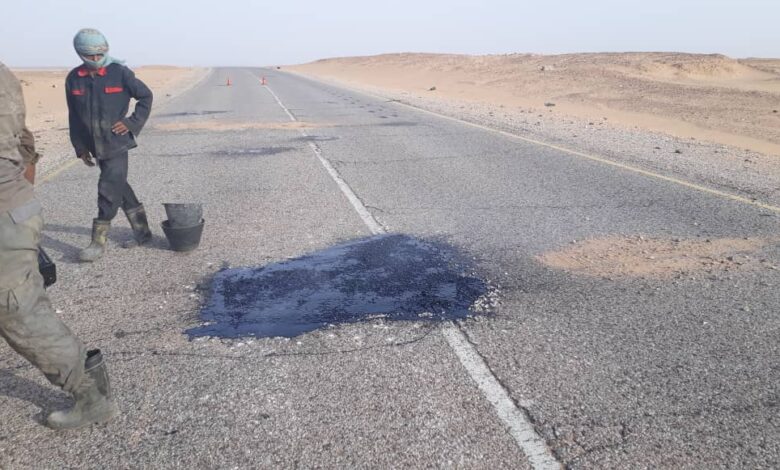 حفاظاً على أرواح المسافرين.. مشروع طارئ لترميم "طريق العبر" بحضرموت