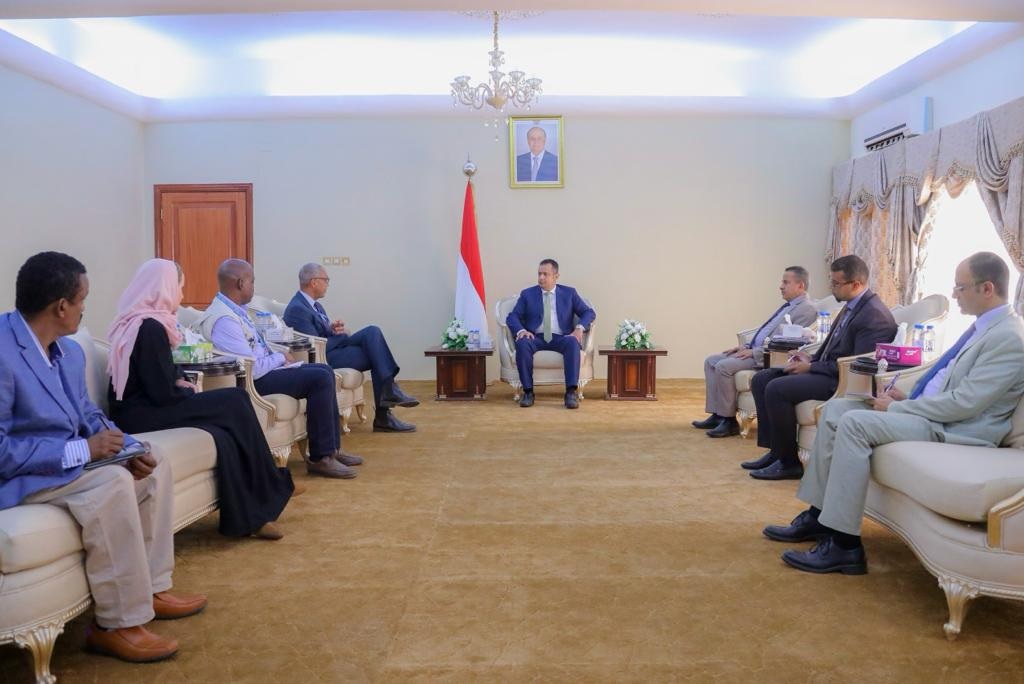 رئيس حكومة اليمن يدعو برنامج الاغذية العالمي إلى رفع مستوى التدخلات الانسانية للنازحين