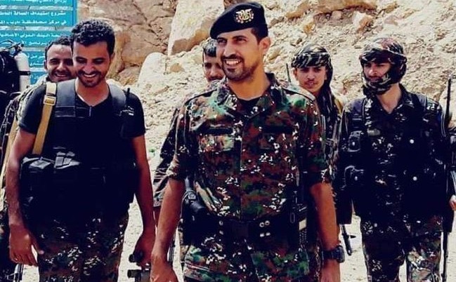 مواطن يسمي ابنه على اسم قائد قوات الامن الخاصة في مارب عبدالغني شعلان ويلبسه قبعته (صورة)