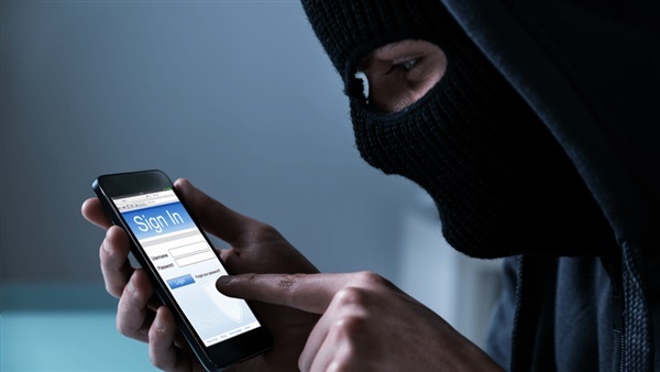 مسؤول عسكري حكومي رفيع يقر باختراق الحوثيين هاتفه المحمول