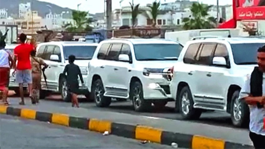 محتجون يوقفون موكب رئيس الحكومة ويرشقونه بالحجارة في حضرموت (فيديو)