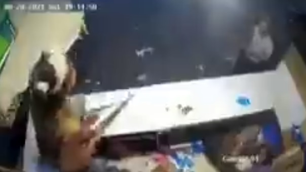 تعز..إيداع جندي السجن بعد مهاجمته وتهديده بائع في سوق شعبي (فيديو) 