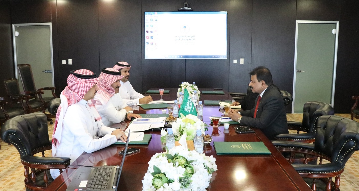 السفير آل جابر يؤكد على أهمية التزام الحوثي..ين ببنود الهدنة وسرعة فتح الطرق في تعز