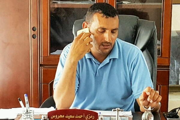 محافظ سقطرى ينتقد "معين عبدالملك" في اتصال هاتفي ويذكره بمواقف بن دغر.. (تفاصيل حصرية)