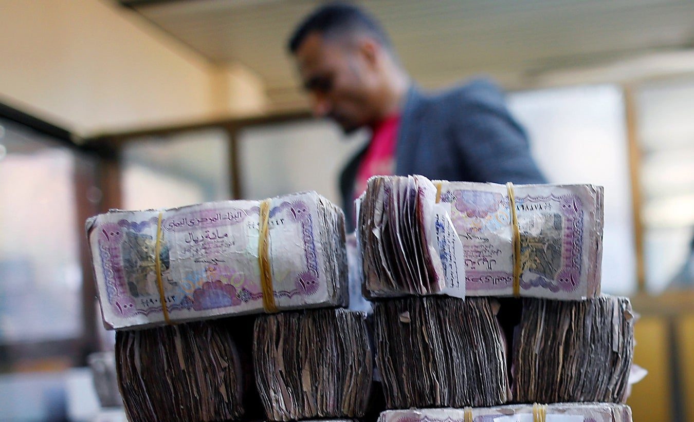 الصرافي اليمنيين في عدن توجه بإيقاف بيع وشراء العملات بسبب تدهور الريال