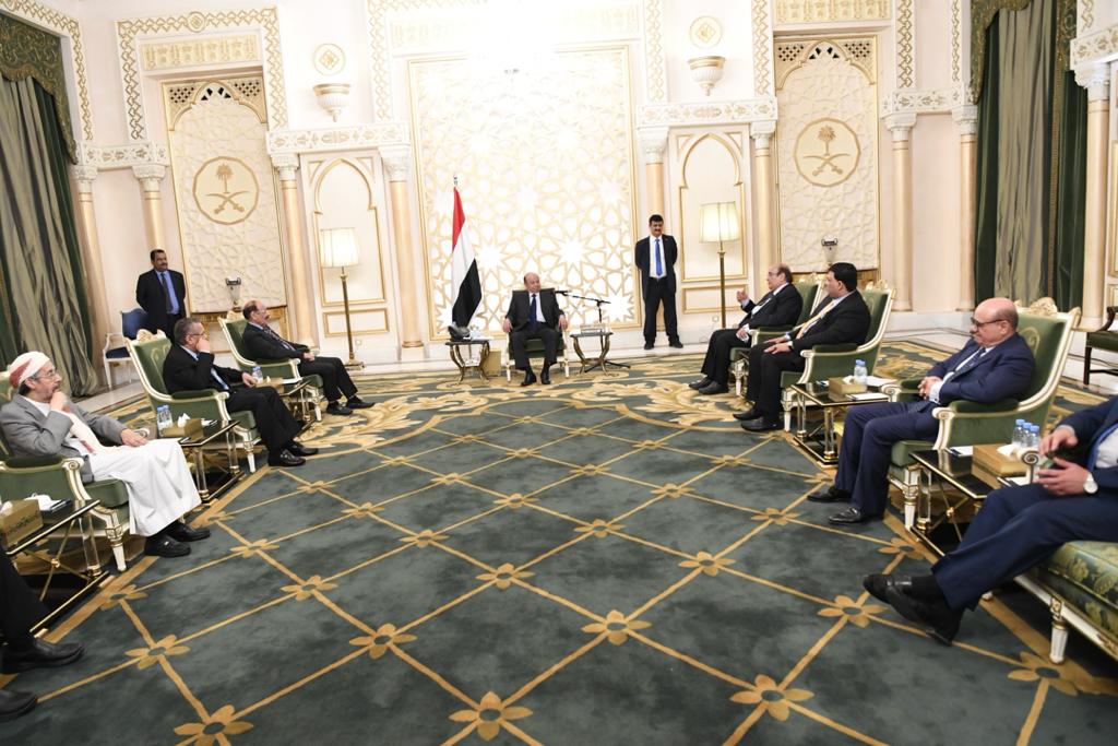 هادي لمستشاريه: الوضع صعب والمرحلة حرجة و"اتفاق الرياض" منطلق استعادة الدولة