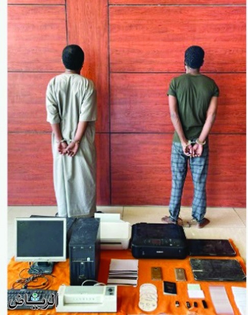 السعودية تطيح بـ يمني وبنغالي امتهنا التزوير والتزييف