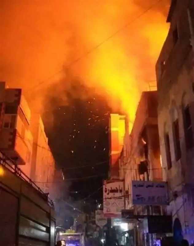 أول فيديو للحريق الهائل الذي يندلع الان بأحد اسواق كريتر في عدن.. احراق عددا من المباني والمحلات (شاهد)