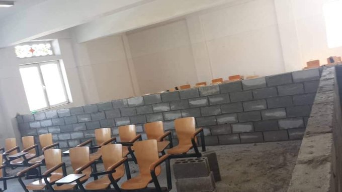 بالصورة...جدران اسمنتية حوثية للفصل بين الطلاب والطالبات في الجامعات