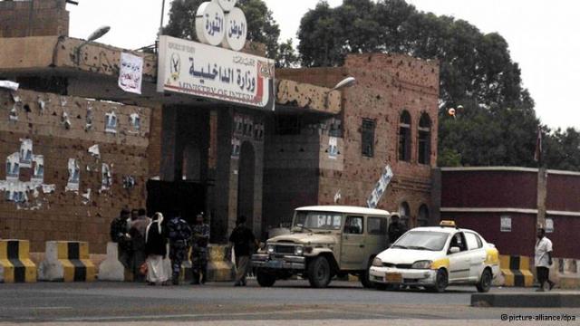 قرار مفاجئ للحوثيين في صنعاء: منع دخول وسائل النقل إلى العاصمة الا بهذا الشرط..!