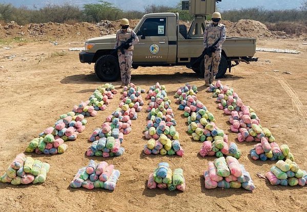 السعودية تحبط تهريب مخدرات وقات على حدودها مع اليمن - (صور)