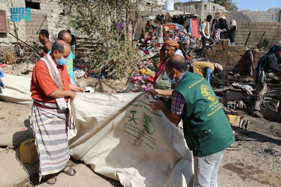 مركز سعودي يقدم مساعدات إيوائية عاجلة لمتضرري حريق حي السيسبان بعدن