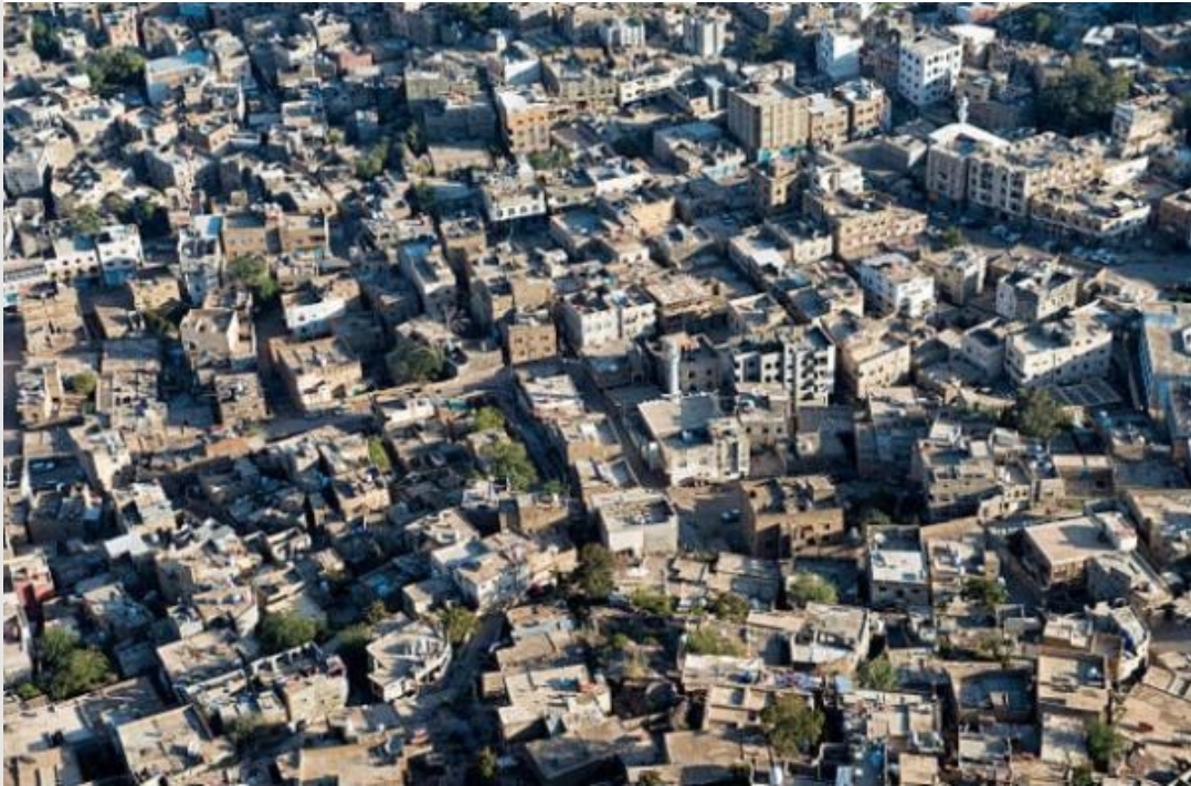 إطلاق عيارات نارية كثيفة على منزل شيخ قبلي في تعز