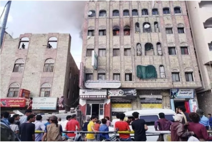 حريقان هائلان يلتهمان عمارتين بصنعاء في وقت واحد