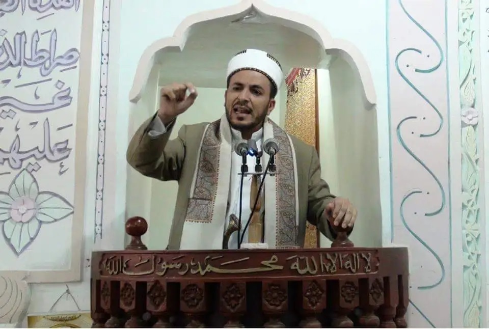 وزير صحة الميليشيا يقيل مدير مستشفى لأنه "يضمّ" في الصلاة - (فيديو)