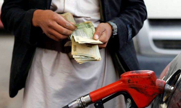 الريال يتراجع بسبب "الحرب" والحكومة الشرعية تعجز عن احتواء الانهيار (صحيفة)