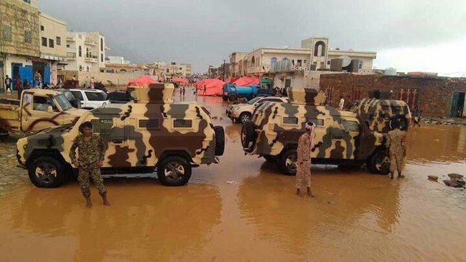 بالصور.. الشرعية تنتشر في شوارع سقطرى بعشرات المدرعات بعد انتهاء مهلة لأنصار "الانتقالي"