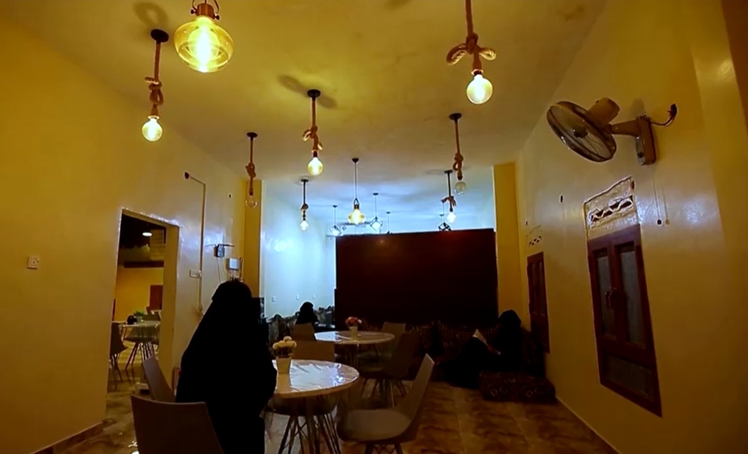 بالفيديو.. مقهى للنساء فقط في مأرب اليمنية