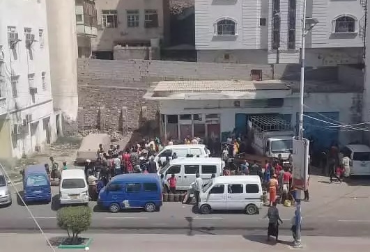 أزمة الغاز تشتد في عدن وتنعش السوق السوداء