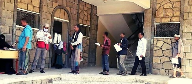الصليب الاحمر تسلم أكثر من 5 آلاف أسرة مساعدات نقدية في تعز والحديدة