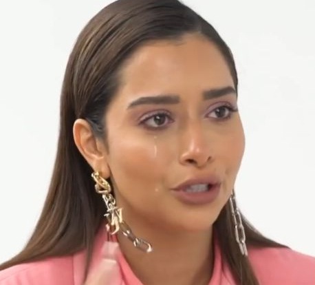 بالفيديو...الفنانة اليمنية بلقيس تبكي بشدة بسبب "نظرة الناس"