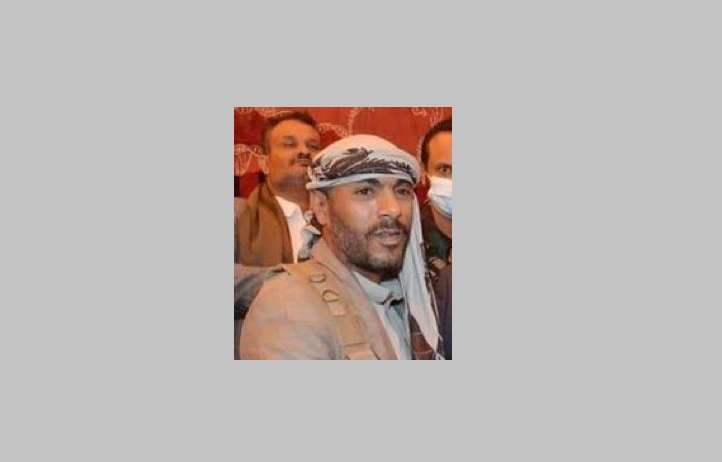 شاهد بالصورة.. الحوثيون يكرمون قيادياً في القاعدة حشد عناصر التنظيم للقتال معهم