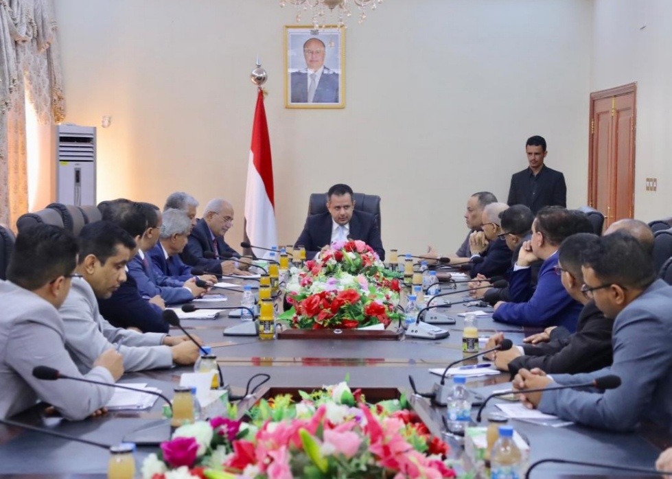 رئيس الوزراء يجتمع بقيادات البنك المركزي اليمني في العاصمة المؤقتة عدن