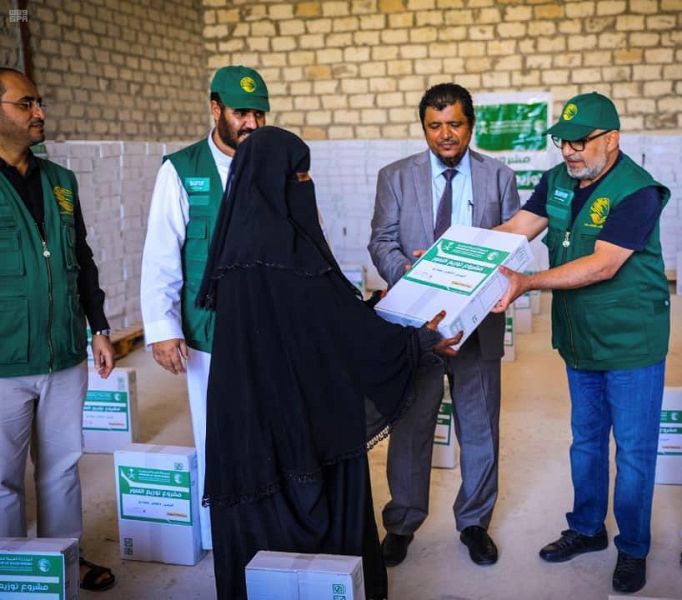 مركز سعودي يوزع تمور في شبوة والمهرة