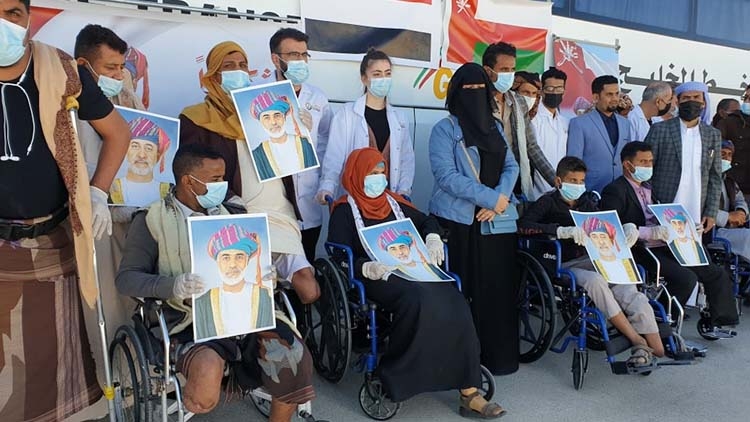 وصول دفعة رابعة من جرحى تعز للعلاج في سلطنة عمان - صور