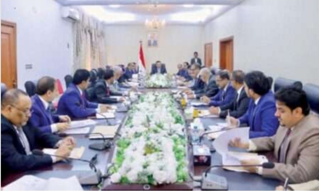 بعد شهر من اعلان حكومة المناصفه اول وزير يغادر عدن لتفقد اضرار هذه المحافظه 