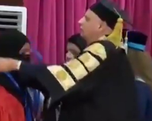 شاهد بالفيديو... طالبة طب يمنية تذهل مدرسيها وزملائها في جامعة باكستانية