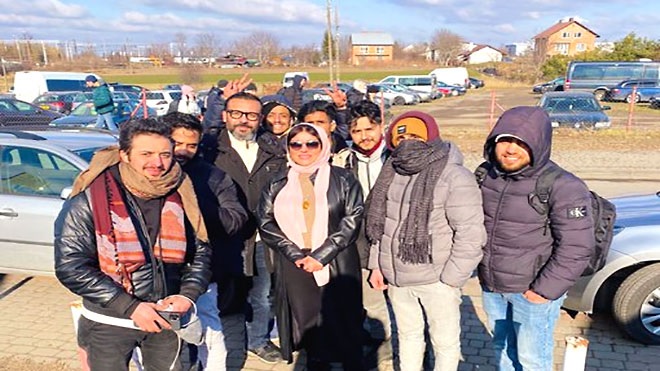 طلاب اليمن في سومي الاوكرانية يبدأون المغادرة عبر الممرات الآمنة