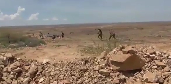 بالفيديو...التفاف نوعي للقوات الحكومية يحبط هجوما حوثياً واسعاً شمال البيضاء