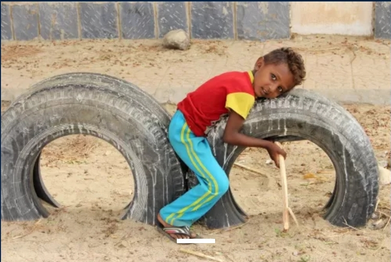 إصابة طفل وطفلة بانفجار مقذوف من مخلفات الحوثي بالمخا