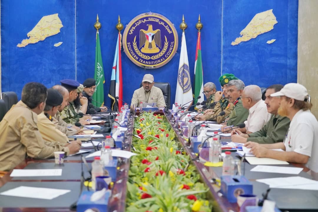 الزبيدي يرتدي البزة العسكرية ويجتمع مع شلال شائع وقيادات عسكرية وأمنية ويتوعد بالرد على أحداث لودر