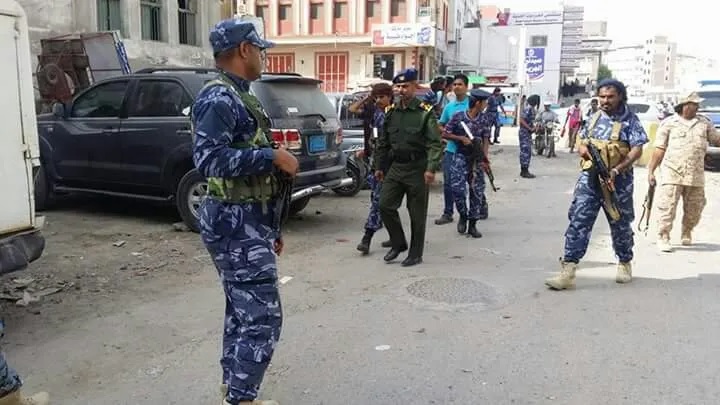 حضرموت..القبض على أحد أفراد عصابة نهبت مبلغا تابعا للجمارك كان يجري نقله للبنك المركزي