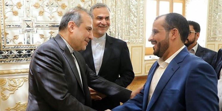 مسؤول إيراني يهاتف قيادياً ح..وثيا وينتقد التحالف العربي 