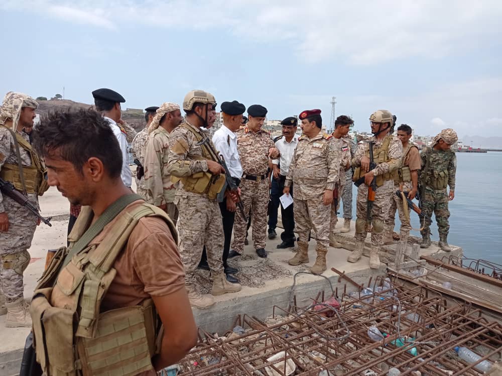 وزير الدفاع اليمني يؤكد على منع وصول الأسلحة الإيرانية والمخدرات الى المليشيا