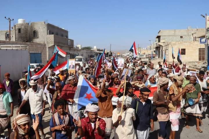 مئات الموالين للانتقالي ينظمون تظاهرة مؤيدة لعملية "سهام الشرق" جنوب اليمن