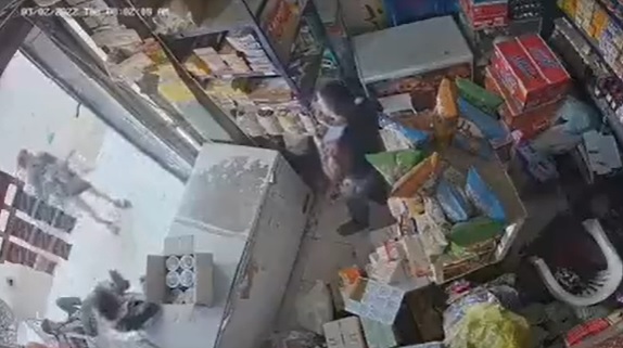 شاهد بالفيديو.. عنصر حوثي يقتل مواطناً بدم بارد بسبب "ولاعة"!