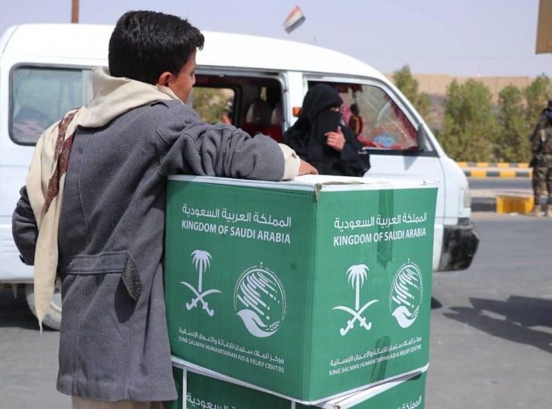 مركز سعودي يوزع اغاثة في مأرب وشبوة