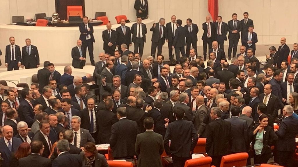 شاهد بالفيديو...لكمات وركلات وفوضى في البرلمان التركي بسبب "اردوغان" 