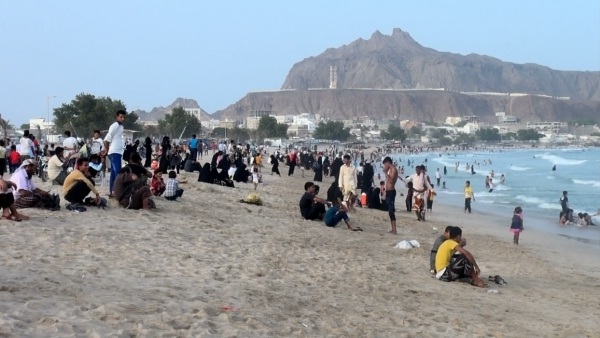 بالصورة...مرتادو ساحل أبين يفوقون على "كارثة" بحرية