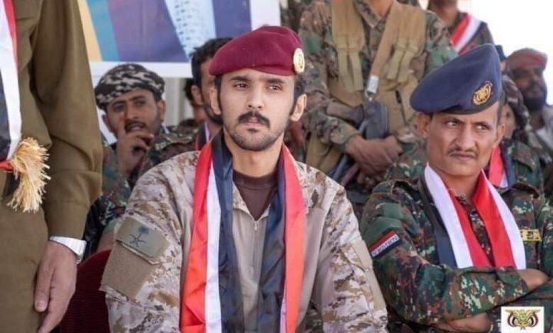 صورة ضابط سعودي متوشح العلم اليمني تثير إعجاب رواد مواقع التواصل.. شاهد