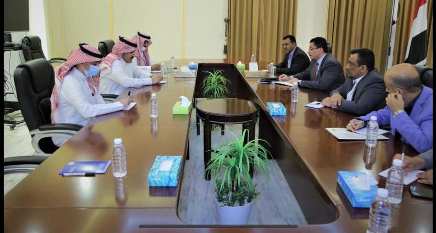 السفير السعودي يعقد اجتماعا ايجابيا مع ممثلي الحكومة اليمنية في مشاورات استكمال تنفيذ اتفاق الرياض