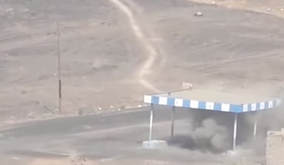 شاهد بالفيديو...صاروخ موجه يحيل آلية حوثية إلى رماد
